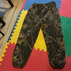Jerzees Large camouflage sweatpants. Mossy oak break up camo pattern.